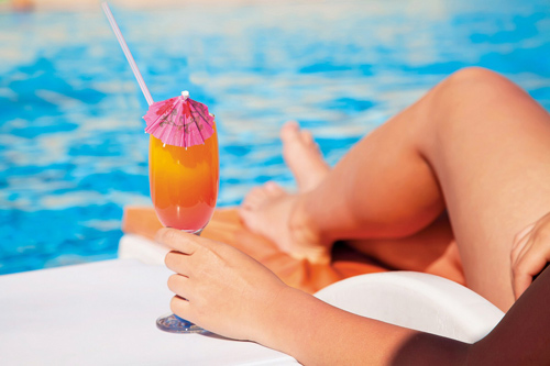 vue des cocktails consommés au bord de la piscine