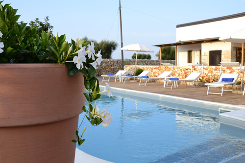 imagen de la piscina del hotel en Puglia al atardecer