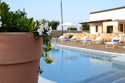 Bild des Hotelpools in Apulien bei Sonnenuntergang