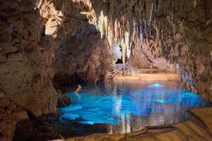 Cuevas de Castellana con lago