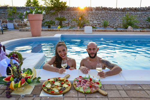 image d'invités prenant l'apéritif au bord de la piscine