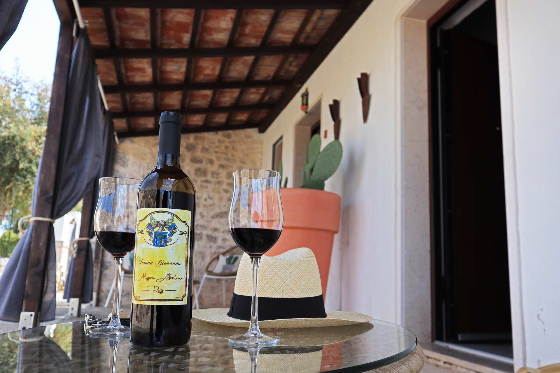 calice di vino all'aperto in masseria