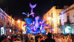 carnaval van putignano bij nacht