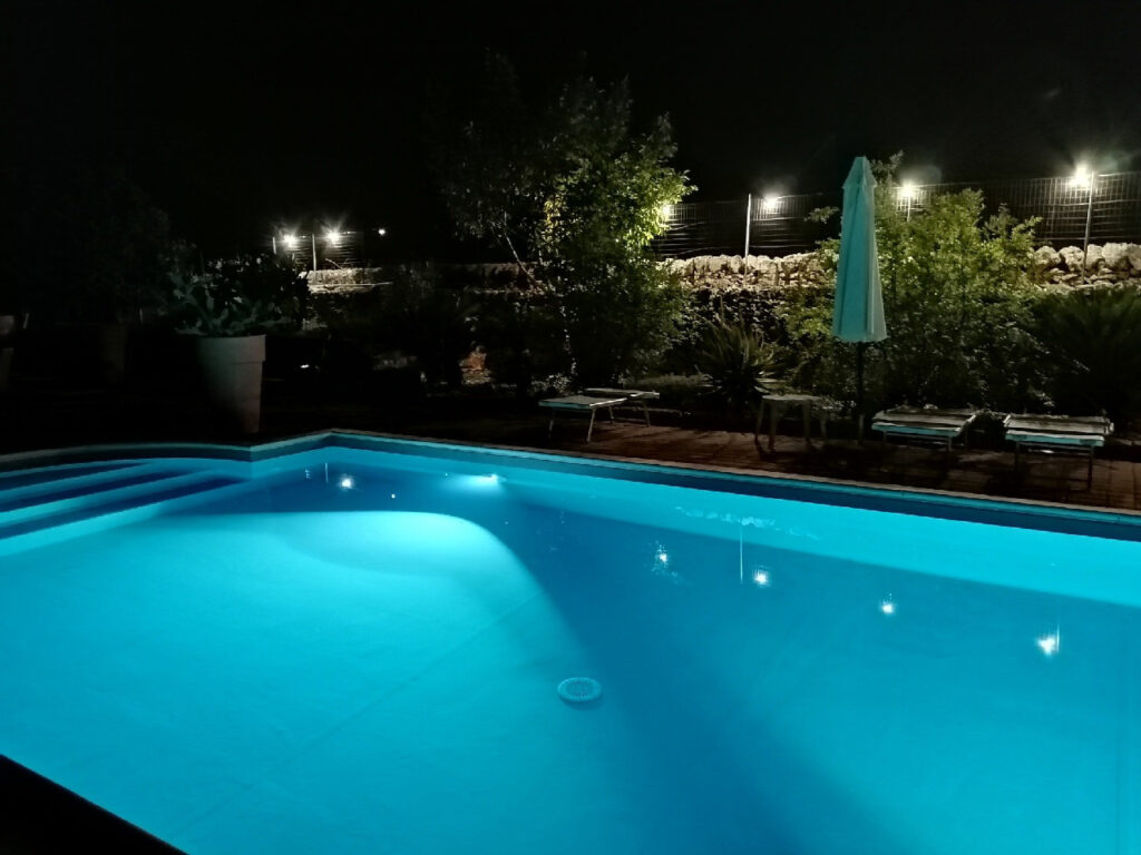 piscina por la noche