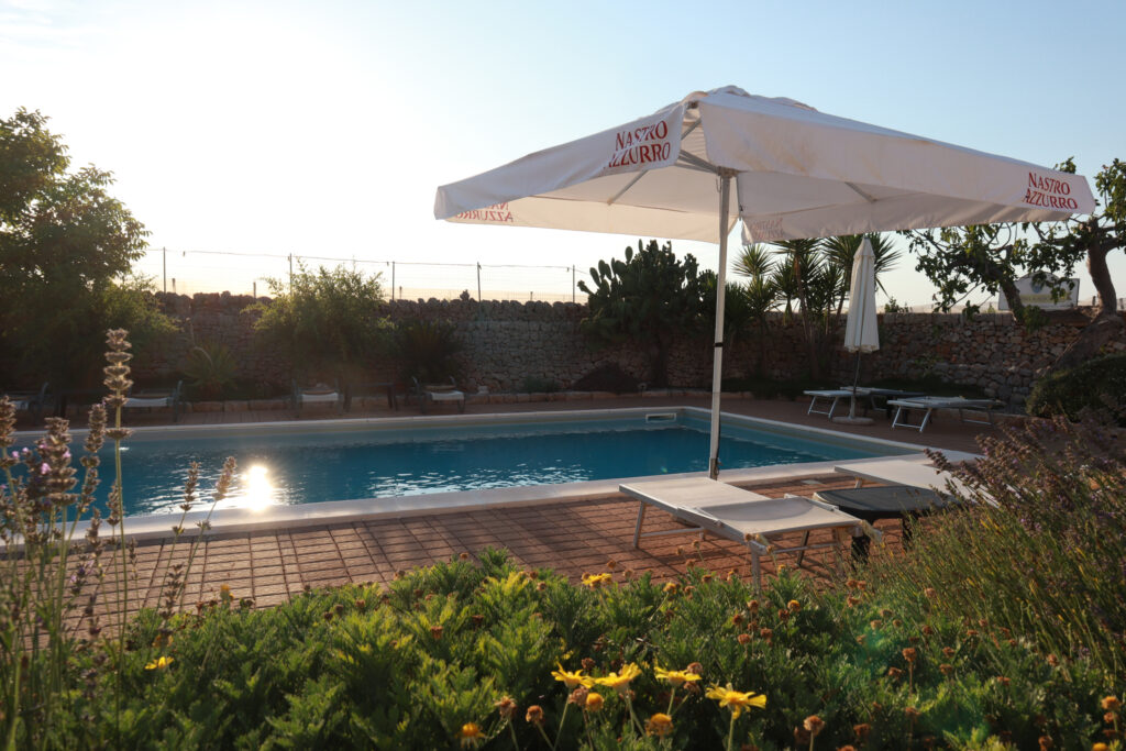 vue du coucher de soleil dans la piscine