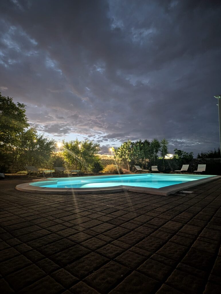 piscina al atardecer en Bari